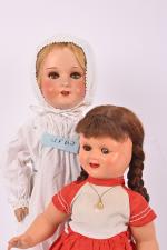 Deux poupées : Gégé en rhodoïd
jambes raides, habits et perruque...
