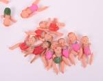 Japon vers 1930, vingt-huit poupées miniatures 
en celluloïd. H. 6...