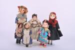 Cinq poupées tête en composition,
habits traditionnels, entre 21 et 33...
