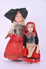 Deux poupées : Odile l'Alsacienne tête porcelaine
allemande 4/0, yeux fixes...
