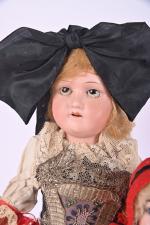 Deux poupées : Odile l'Alsacienne tête porcelaine
allemande 4/0, yeux fixes...