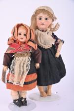 Deux poupées tête porcelaine
en habits traditionnels, corps tout articulé, une...