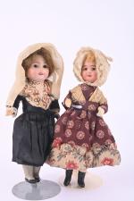 Deux petites poupées en habits traditionnels,
corps semi-articulé, tête porcelaine, l'une...