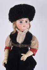La cosaque, belle poupée à tête Bru
en biscuit pressé marqué...
