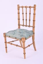 Jolie chaise en bois tourné façon bambou
capitonnée de soierie bleue...