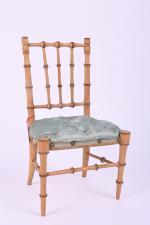 Jolie chaise en bois tourné façon bambou
capitonnée de soierie bleue...