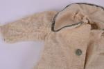 Manteau de fourrure blanche
doublée de tulle. Vers 1900. 31 cm.