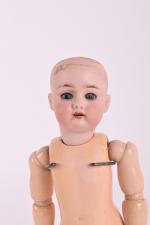 Petite poupée tête en porcelaine 
marquée en creux "Germany Handewerck...