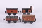 Märklin écart. O, quatre petits wagons 
peints marron, à essieux....