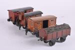 Märklin écart. O, quatre petits wagons 
peints marron, à essieux....