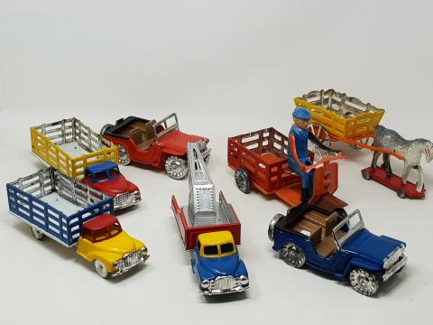 Lot De 7 Jouets Anciens De Collection - Véhicules Et Figurines Vintage