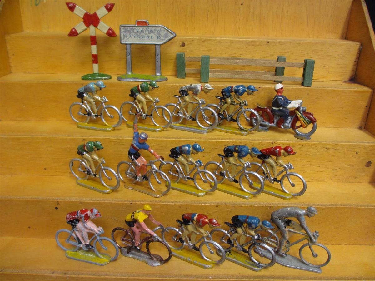 Lot De 13 Coureurs Cyclistes à Peindre - Tour De France Alu 1/32 - Figurines Aluminium