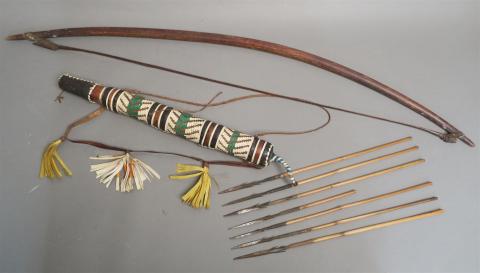 Un ensemble rare d'arc et de flèches tribaux africain primitifs