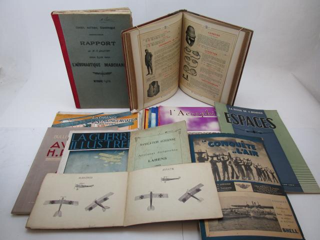 (17 vol.) Ensemble de documentation et de catalogues concernant l'aviation...