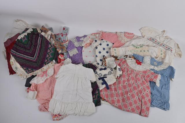 Lot de 92 vêtements et accessoires de poupée avec placard de poupée