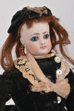 Poupée parisienne attribuée à Jumeau tête pivotante et buste en biscuit