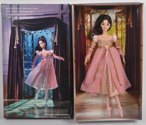 Barbie corps articulé Relookée 2 tenues + Fauteuil coffre à