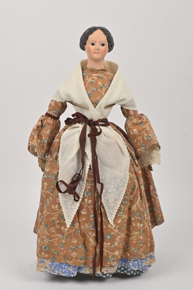 POUPEE à tête en porcelaine émaillée, corps en cuir avec ... | enchères