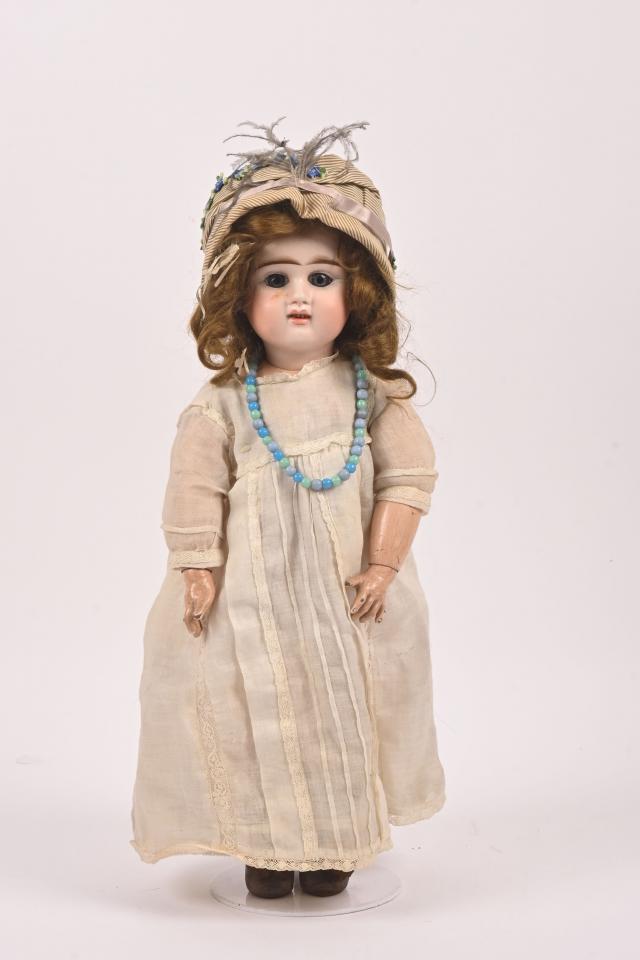 Poupée ancienne DENAMUR, tête en biscuit, marquée en creux