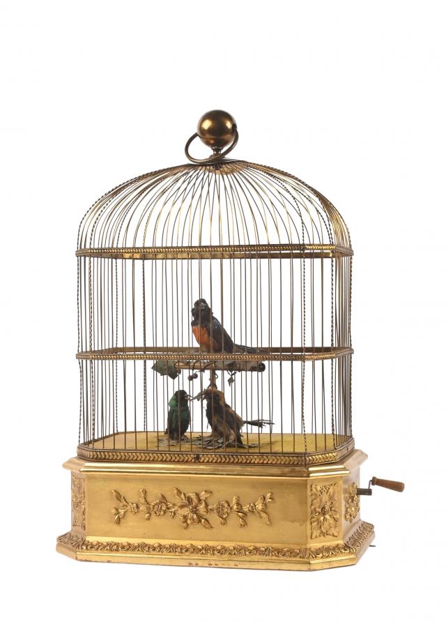 Bontems Rare et grande cage à trois oiseaux chanteurs, l'un branché, deux...