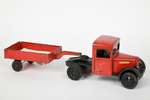 Sold at Auction: CIJ, camion RENAULT plateau, en tôle orange et noir, moteur mécanique, port