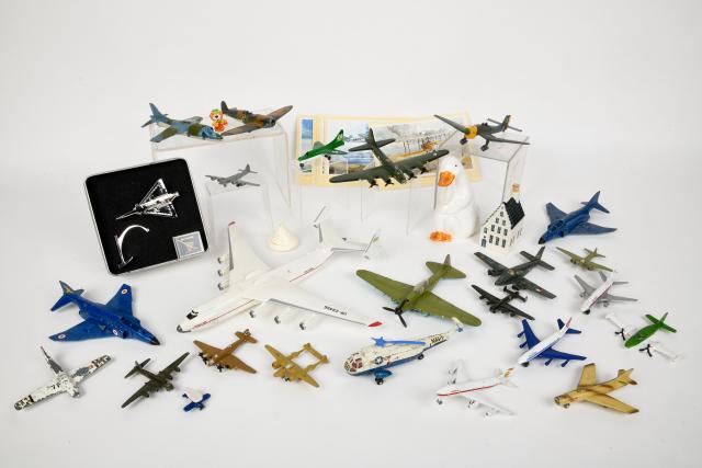 Aviation, une vingtaine d'avions 1/43e, et souvenirs de vol dont miniature...