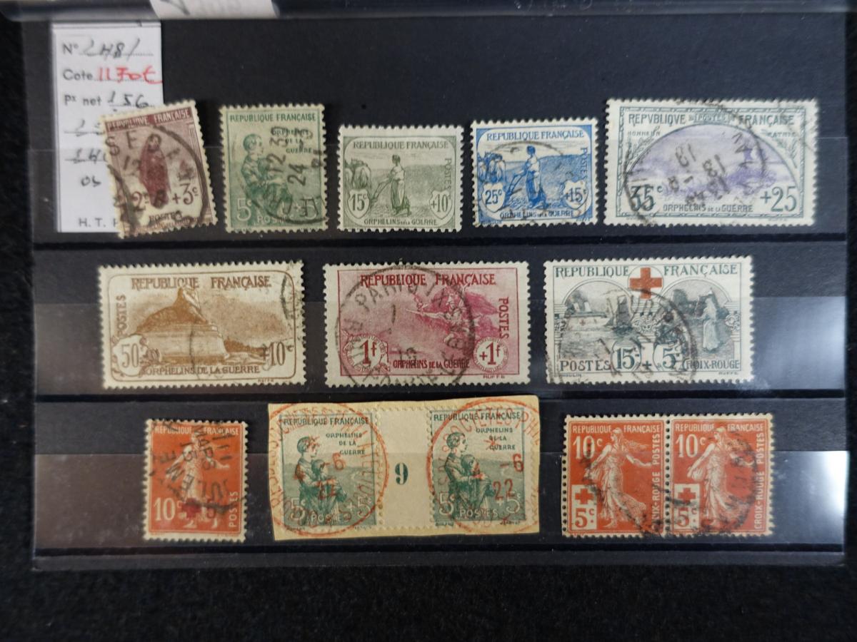 Lot De Timbres Et Cartes Postales – Collection Variée