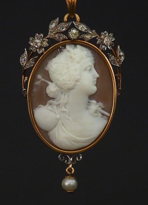 Grande Broche Ou Pendentif Doré Avec Perle Rouge, Noir, Blanc Et Ambre - 8,3 Cm - Neuf Avec Défauts