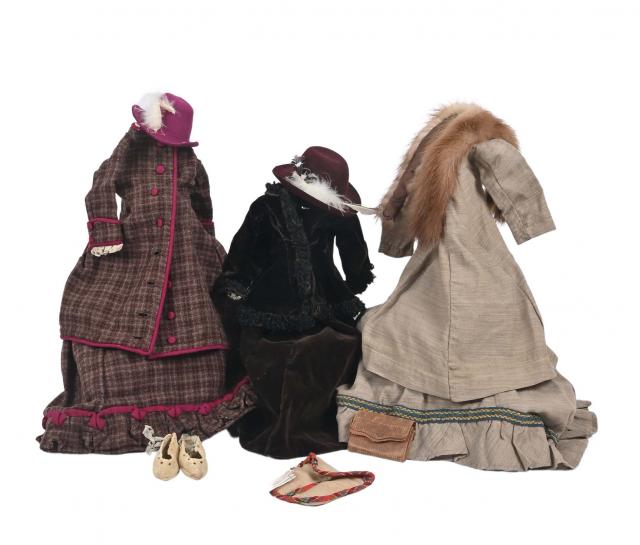 Trois costumes deux pièces pour poupée parisienne en partie ancien et de...