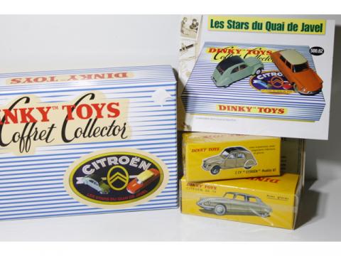 Dinky Toys 1:43 - 2 - Voiture miniature - ref. 40, ref. 41 Panneaux de Signalisations - Catawiki