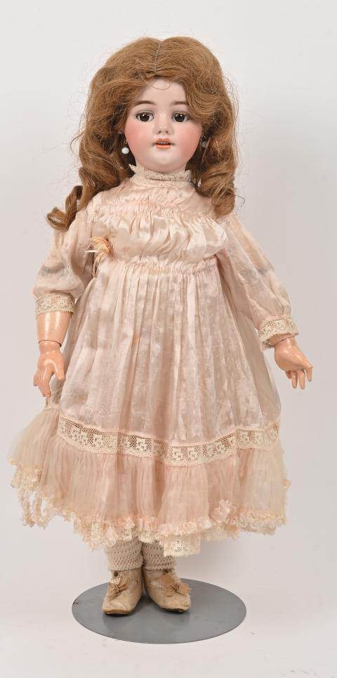 poupée ancienne en porcelaine avec habits en dentelle/6932V10