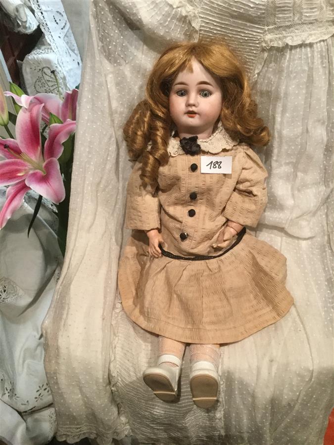 Enchères Lot 265 - Une poupée tête en biscuit Fleischmann, un
