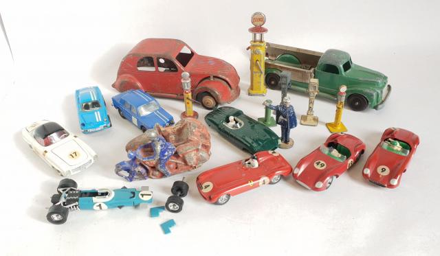 Lot De 36 Miniatures Dinky Toys 1:43 – à Restaurer Ou Pour Pièces