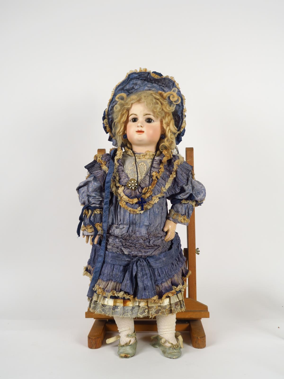 Poupée à tête buste en porcelaine vernissée dite parian, chevelure
