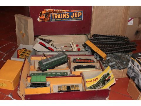 JEP, ECHELLE O : lot de 3 coffrets de trains en métal et divers