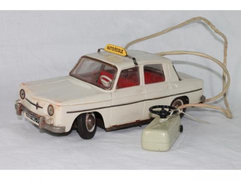 GRANDE RENAULT 8 bleu pâle Joustra jouet ancien tôle EUR 120,00 GRANDE RENAULT 8 bleu pâle Joustra jouet ancien tôle EUR 120,00