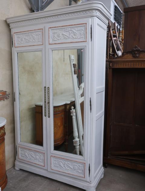 Armoire ancienne, patinée blanc avec bronze, style Louis XVI
