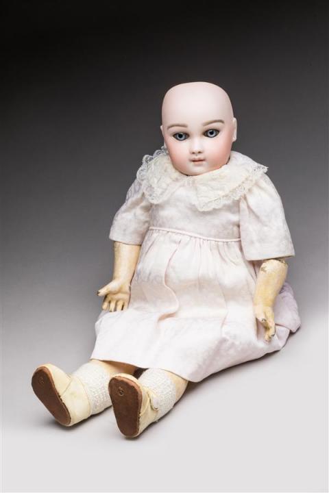 Poupée JUMEAU dite JUMEAU Triste, tête en biscuit marquée en - Lot 52