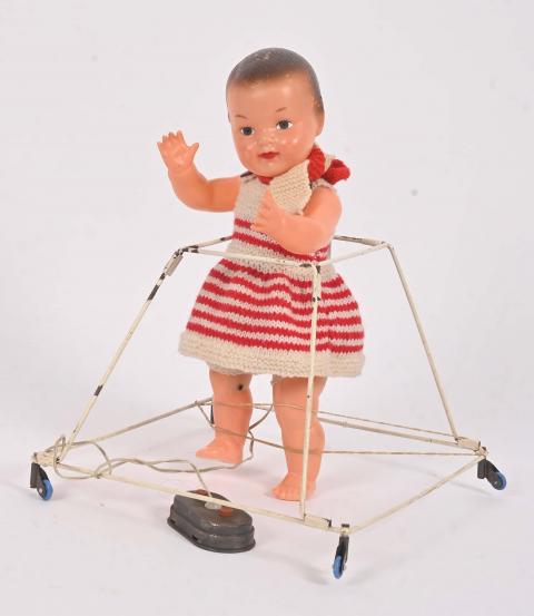 Petite poupée marcheuse mécanique en celluloid | UK