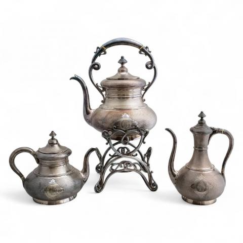 CHRISTOFLE : Verseuse en métal argenté, décor rocaille, anse noirci, H. 25 cm