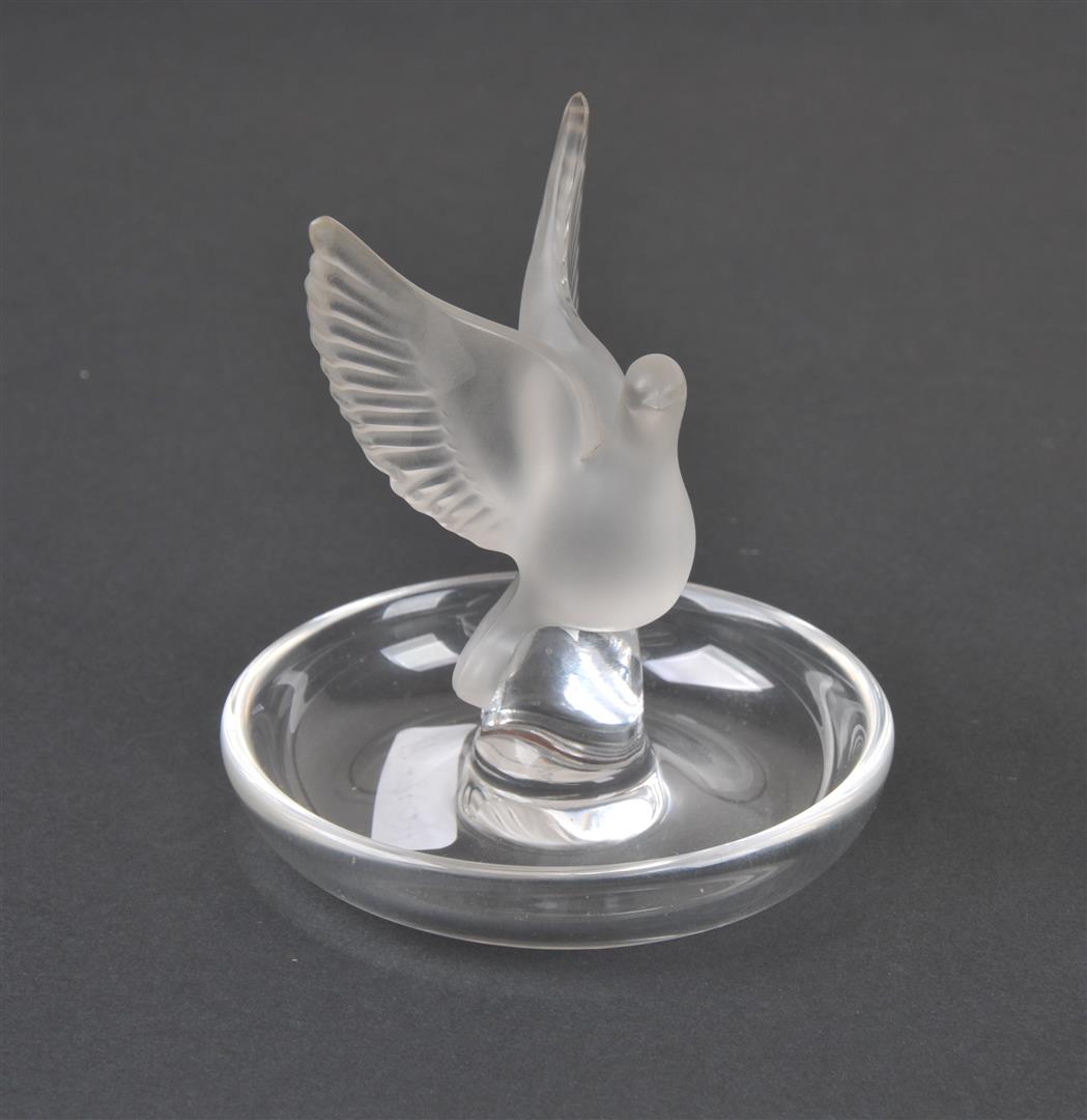 Baguier colombe en verre moulé Lalique ? 