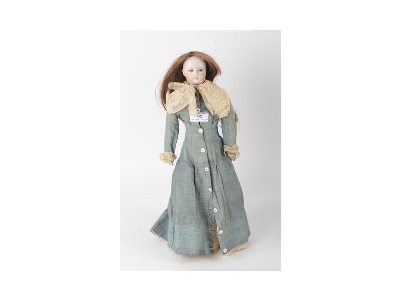 POUPEE HABILLEE AVEC Un Buste En Porcelaine En Boite EUR 70,00 - FR
