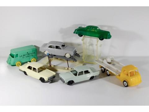 Lot De 7 Jouets Anciens De Collection - Véhicules Et Figurines Vintage
