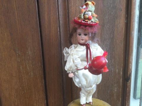 Automaton doll with a single musical tune, porcelain biscuit head... in France Automaton doll with a single musical tune, porcelain biscuit head... in France