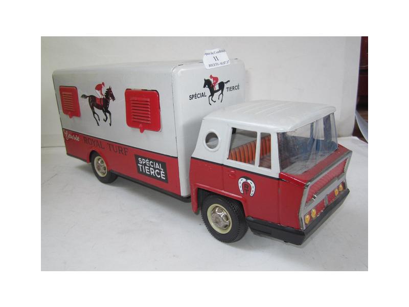 ANCIEN JOUET EN Tôle Camion Ecurie Royal Turf Tiercé mécanique JOUSTRA