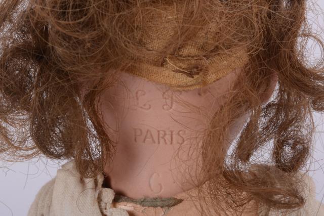 Tête de poupée ancienne en carton bouilli UNIS FRANCE n°8-Diam.12cm X Haut.8cm avec crochet-pivot et pérruque cheveux vériables Tête de poupée ancienne en carton bouilli UNIS FRANCE n°8-Diam.12cm X Haut.8cm avec crochet-pivot et pérruque cheveux vériables