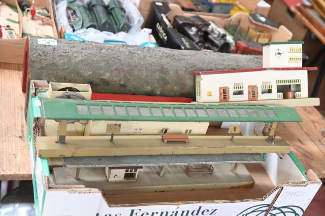 Maquette De Gare Kibri échelle HO - Longueur 44,7 Cm, Toiture 37,2 Cm, Occasion, Couleur Grise