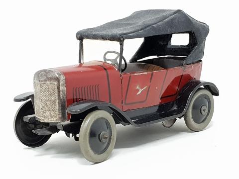 Homme assis dans une Peugeot 201 coupé stationnée devant un