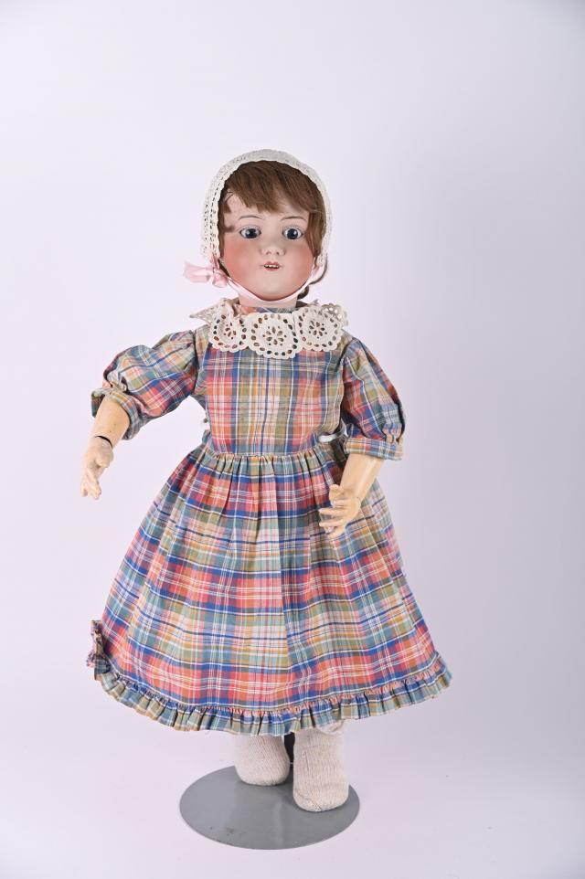 Ancienne Poupée collection avec yeux dormeurs articulée carton et plâtre 76 cm