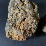 GEOLOGIE - Lot de deux minéraux dont : roche volcanique....